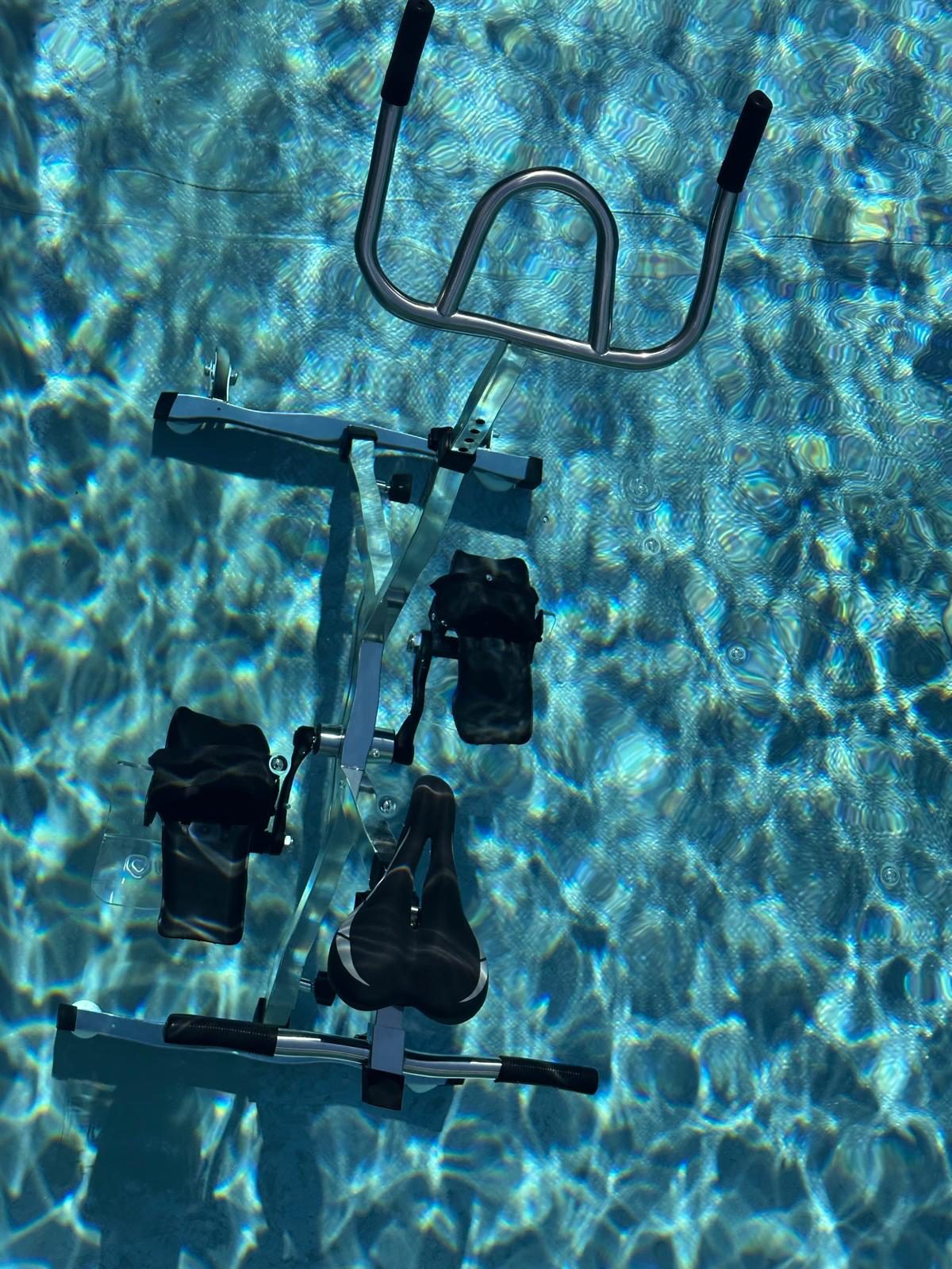 L'aquabike immergé, vu du bord du bassin