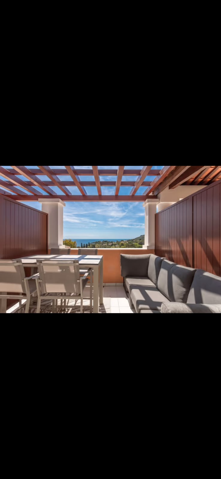 Die Terrasse von Cap One in Cap Esterel, ihre Pergola und der Blick aufs Mittelmeer