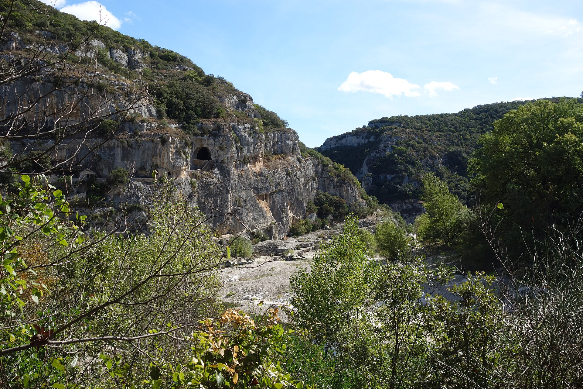 Les falaises des gorges du Gardon dans la garrigue