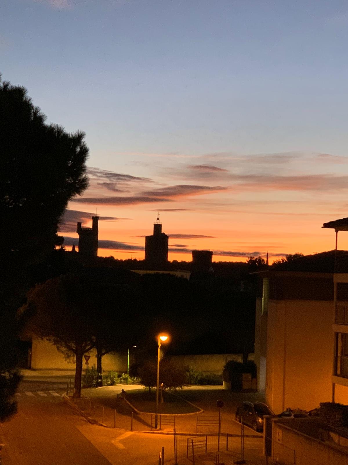 Les tours d'Uzès en ombre chinoise au coucher du soleil