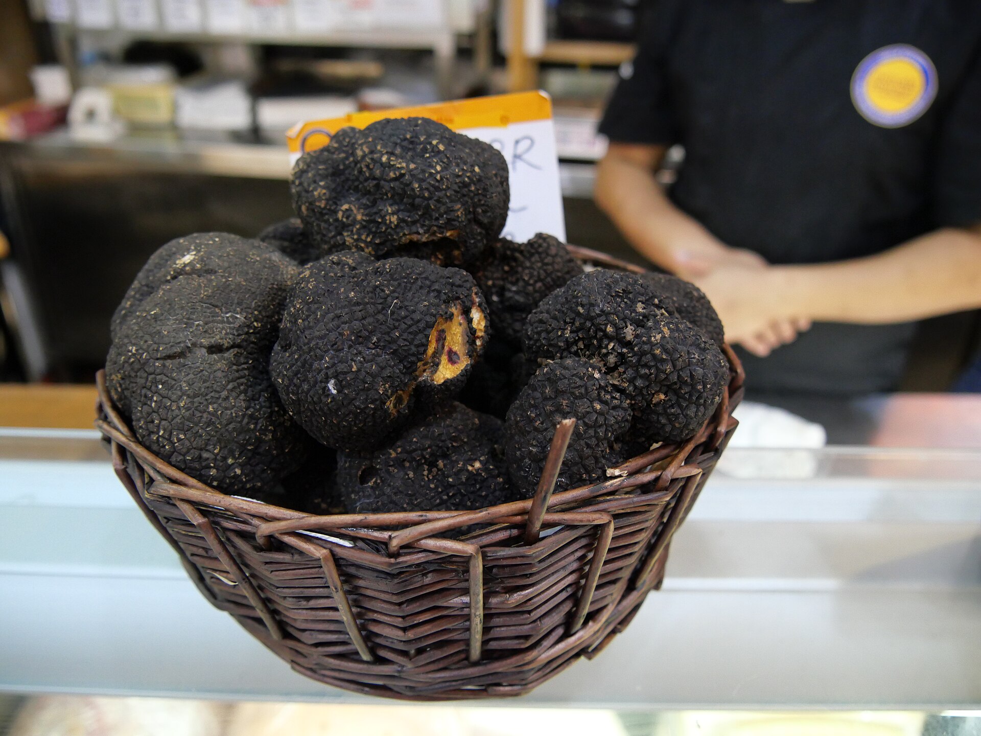Panier de truffes noires sur un étal d'Uzès