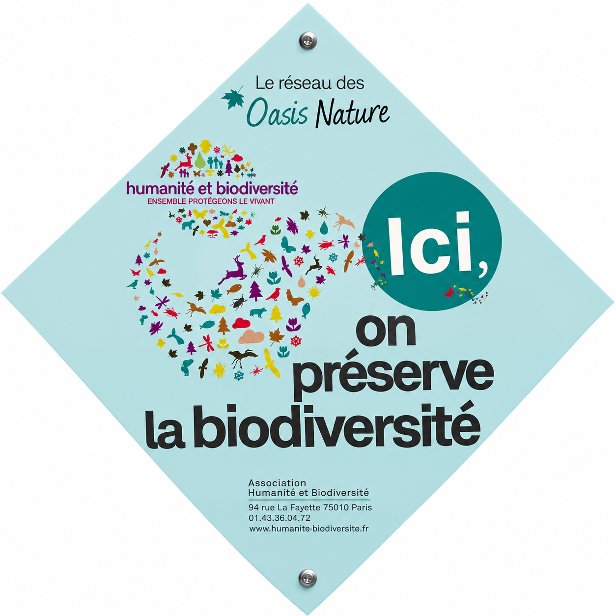 Die Plakette „Hier schützen wir die Biodiversität“ des Netzwerks Oasis Nature am Eingang