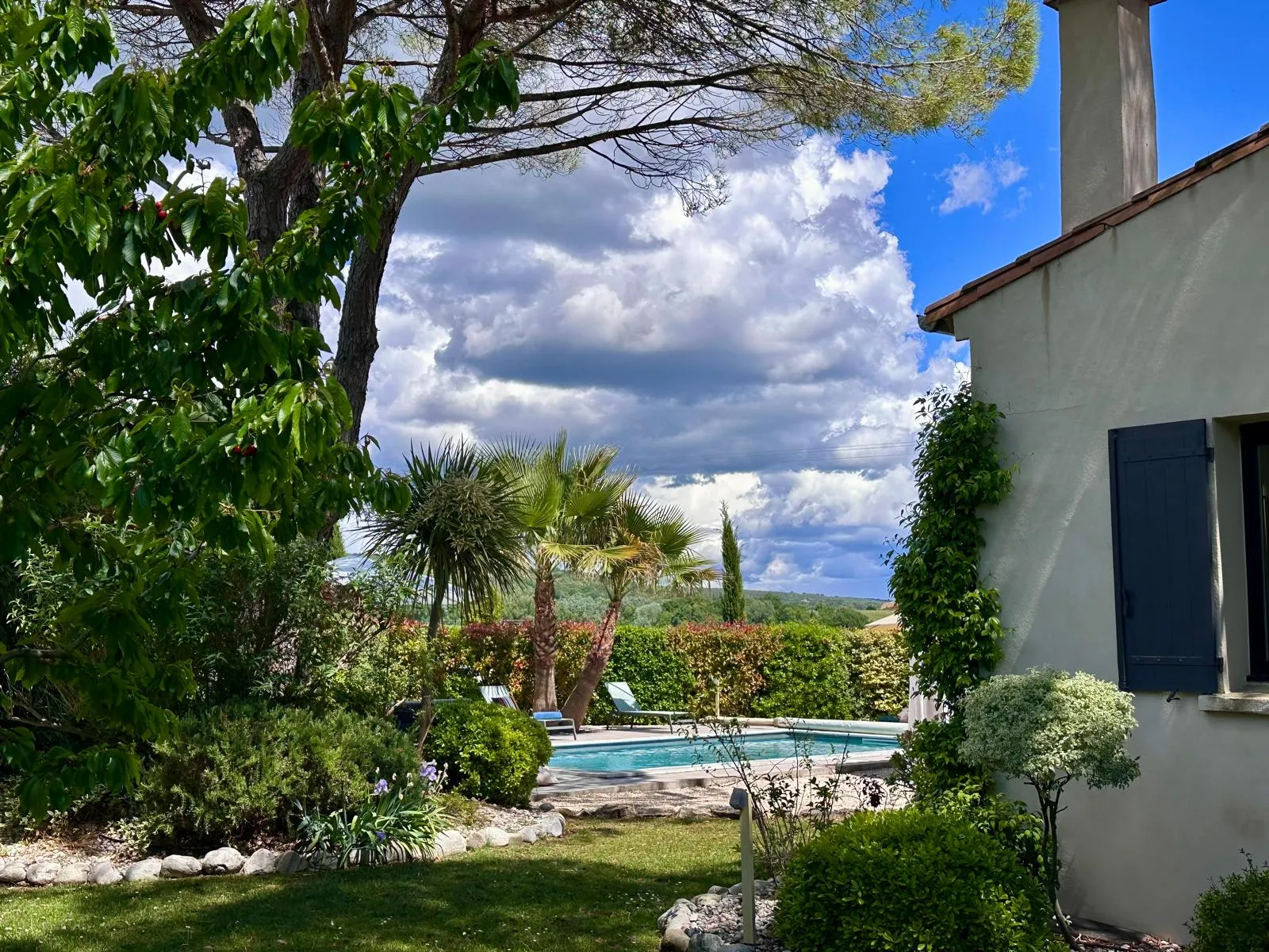 Pool und Haus, vom Garten aus gesehen