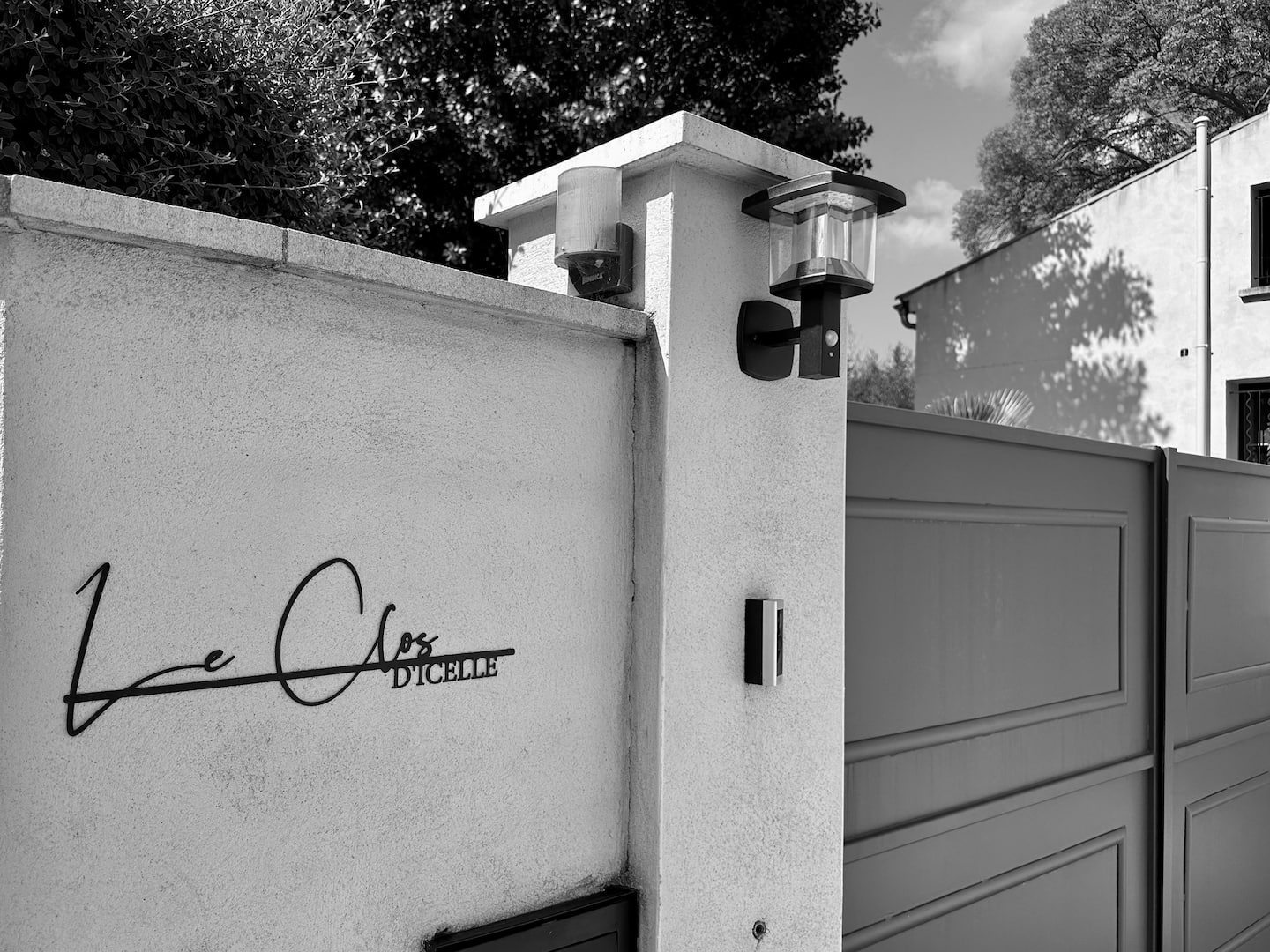La signature du Clos d Icelle sur le mur du portail