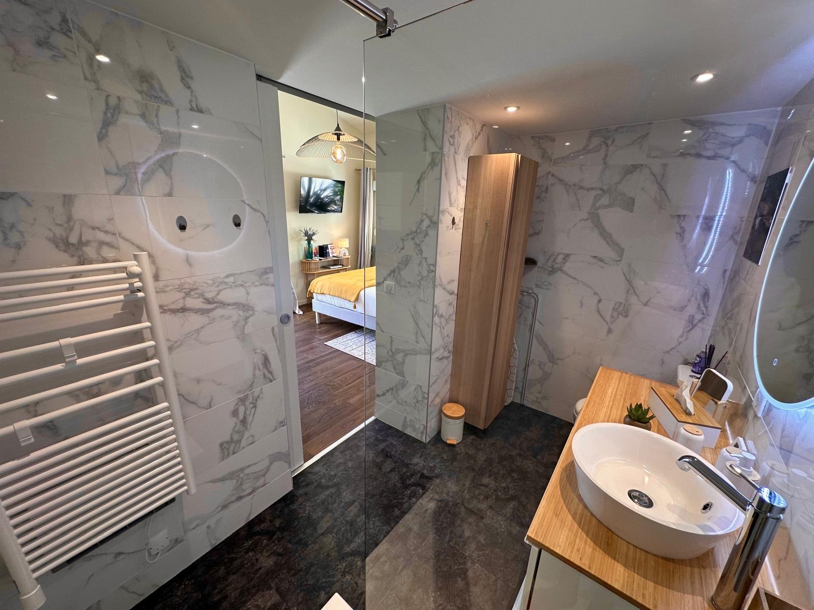 La salle de bain ouverte sur le studio