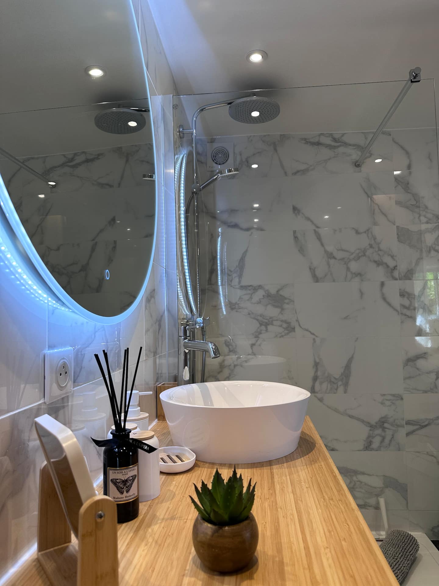 Salle de bain contemporaine, douche à l'italienne et miroir rétroéclairé