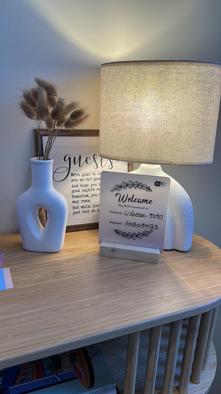 La carte de bienvenue et le code wifi, sur la table de chevet du studio