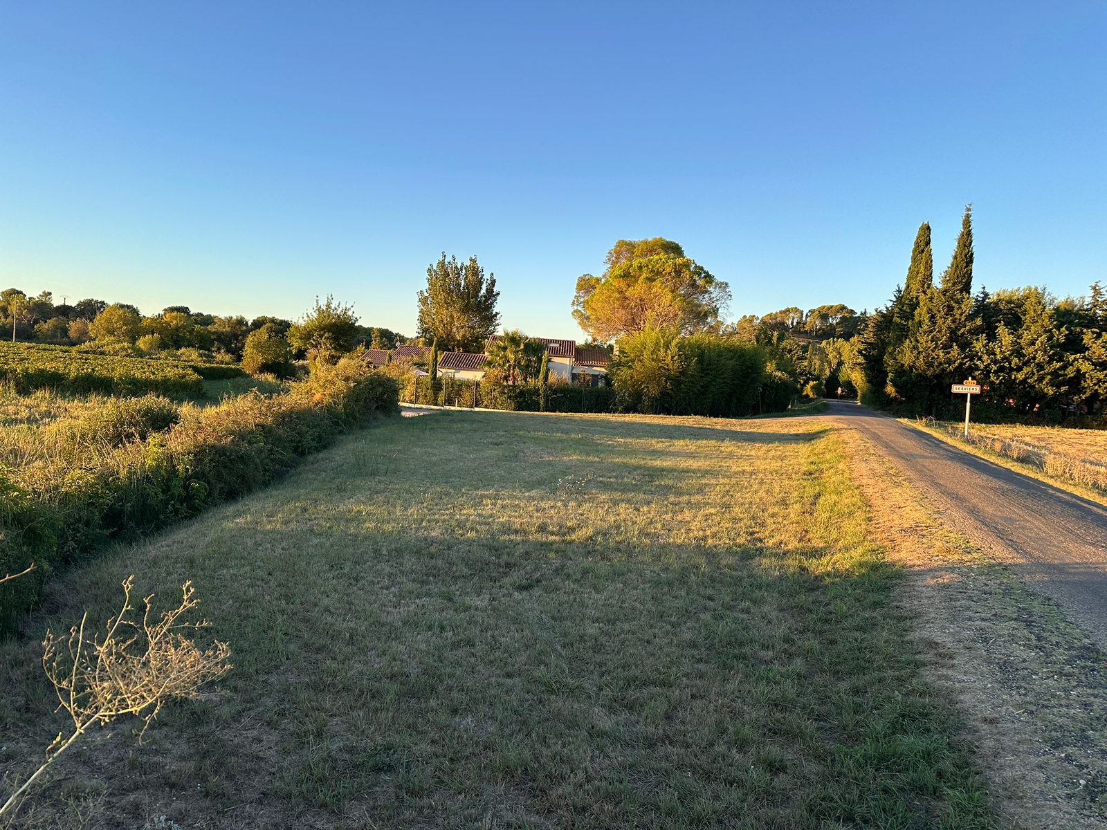 Le terrain de 500 m² en bordure du village de Serviers, au soleil couchant