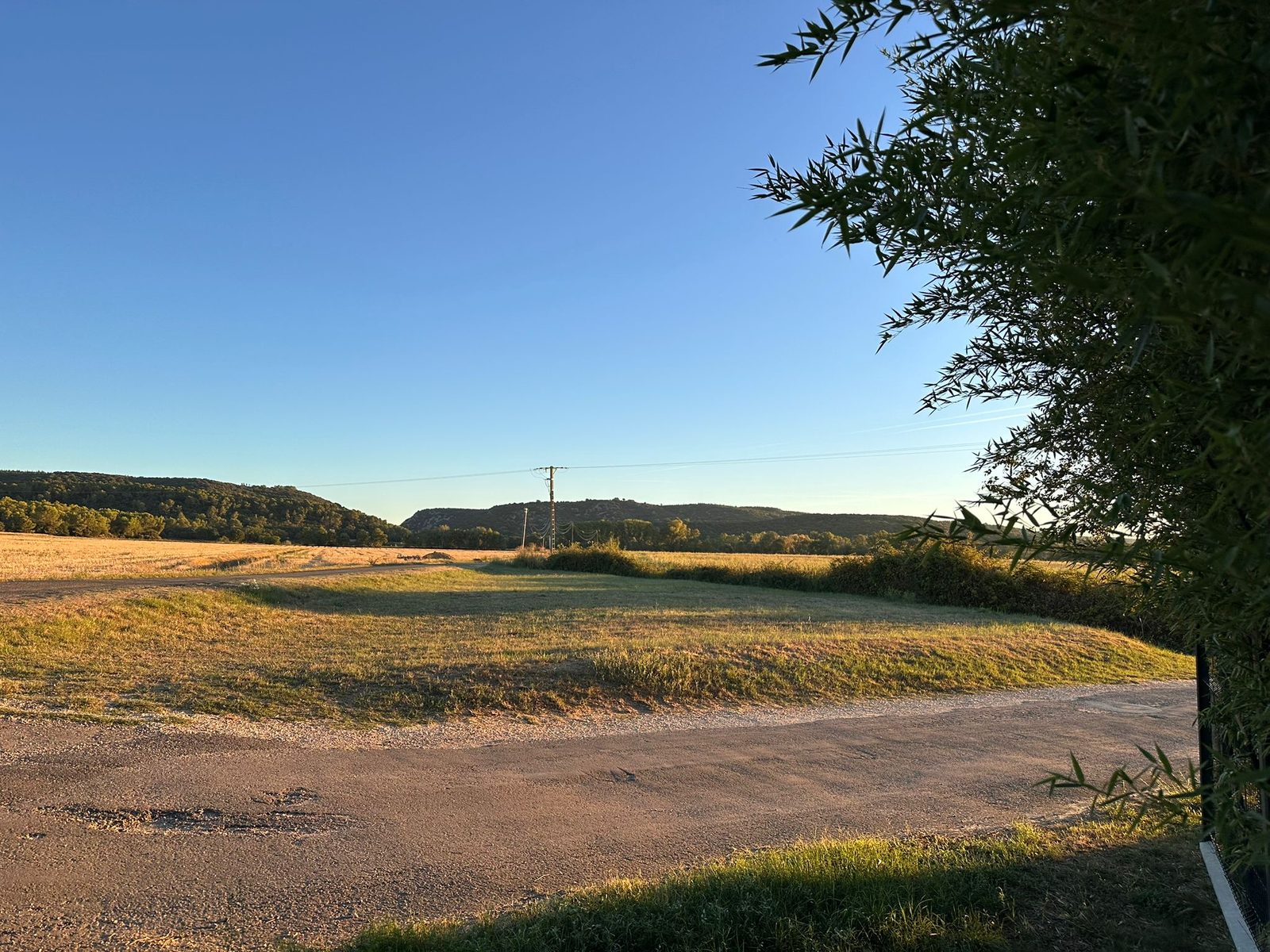 Le terrain ouvert sur les champs et les collines de la garrigue