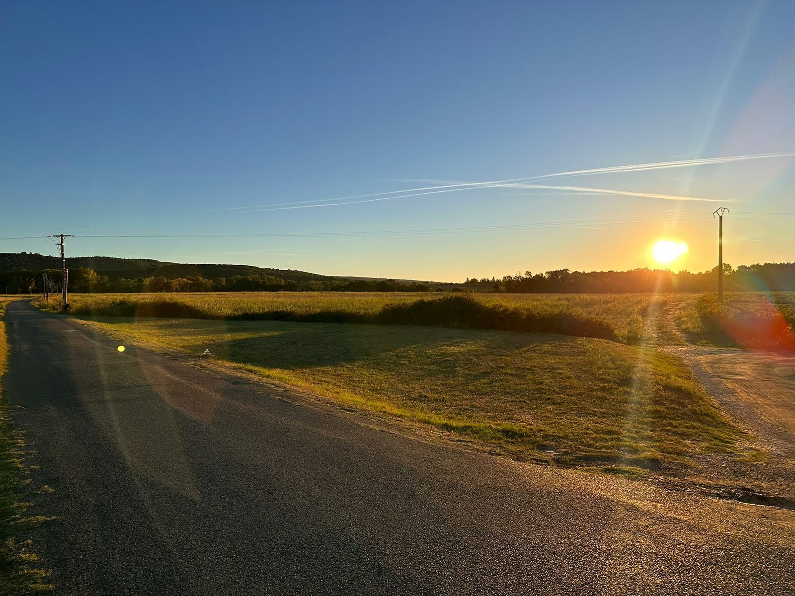 Le terrain et la route au coucher du soleil